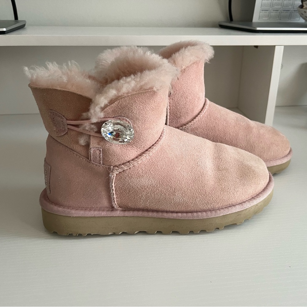 Ugg Crystal Mini Bailey Button Bling Womens Pink Suede & Sheepskin Boots size 5